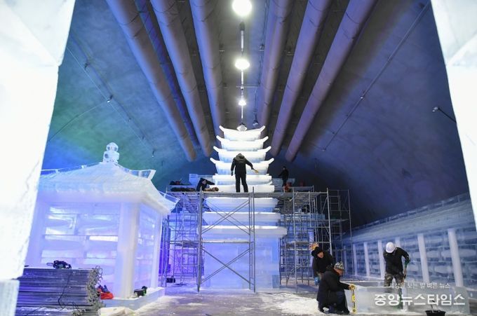 지난달 29일 화천군 화천읍 서화산 다목적 광장에서 실내얼음조각 광장 조성작업이 진행되고 있다