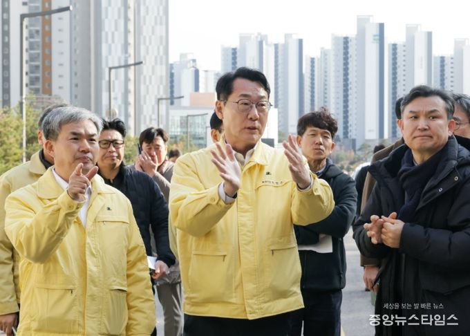 정명근 화성특례시장이 현장에서 정구언 제1부시장에게 동탄숲 생태터널 안전 확보 관련 지시사항을 하달하고 있다.(화성시 제공)