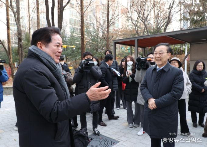 최대호 안양시장(왼쪽)과 김윤덕 국토부장관(오른쪽)이 3일 오전 10시 선도지구를 둘러보며 이야기를 나누고 있다