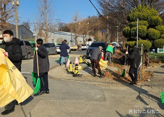 광명시 학온동 행정복지센터는 지난 2일 쾌적하고 깨끗한 마을 환경 조성을 위해 이면도로와 빗물받이 낙엽 청소를 실시했다.