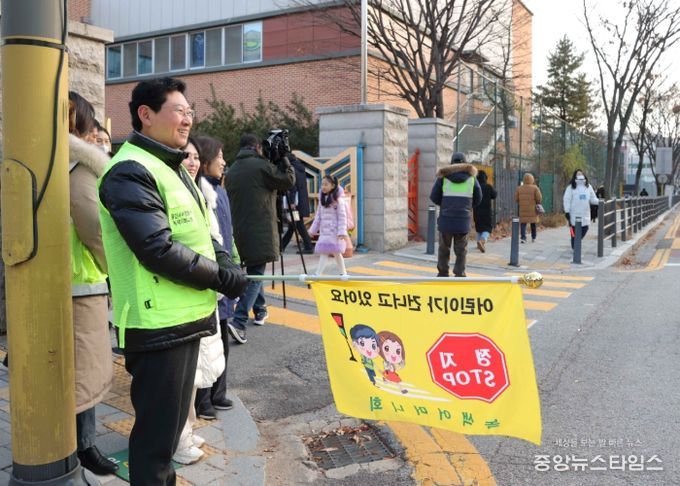 이상일 용인특례시장은 3일 대현초를 방문해 교통지도 봉사를 진행했다.(용인시 제공)