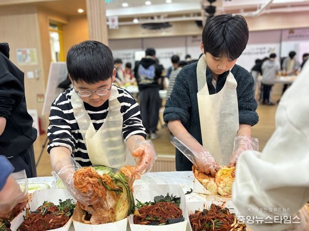 하남시덕풍청소년문화의집 그랑청소년방과후아카데미 청소년들이 담근 ‘사랑의 김장김치’