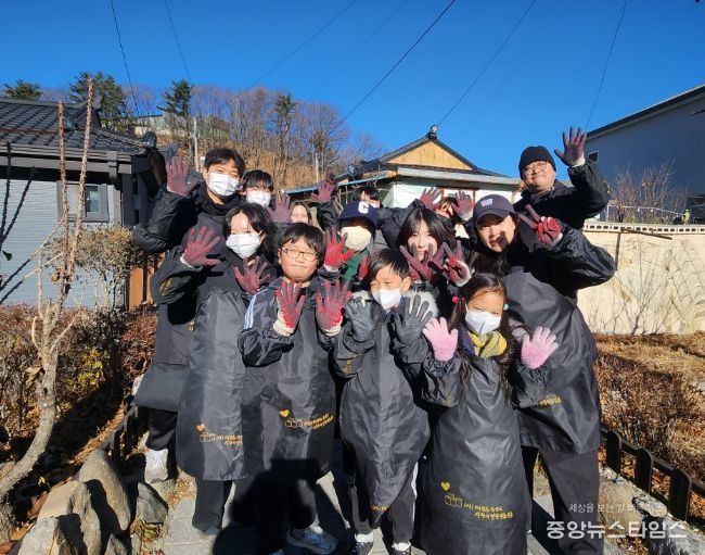 롯데리아 태백점, ‘따뜻한 한반도 사랑의 연탄나눔운동’에 성금 100만 원 기탁 및 연탄봉사