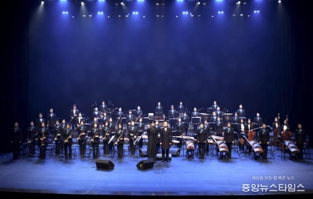 안산시립국악단이 4일 안산문화예술의전당 해돋이극장에서 제69회 정기연주회 '월드 오케스트라 Ⅶ'를 진행하고 있다.