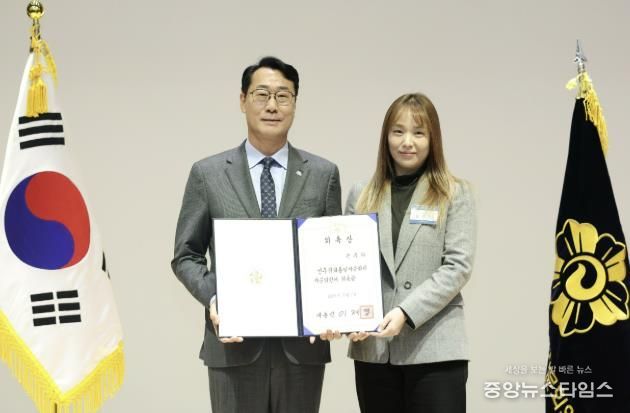 정명근 화성특례시장이 자문위원 위촉장을 들고 기념촬영을 하고 있다.(화성시 제공)