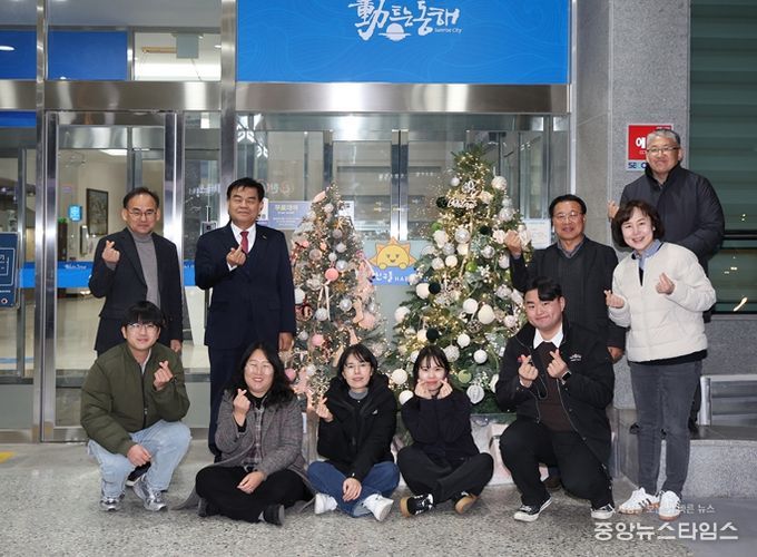 동해시청선교회, 매년 크리스마스트리 설치로 시민들에게 따뜻한 연말 분위기 선사