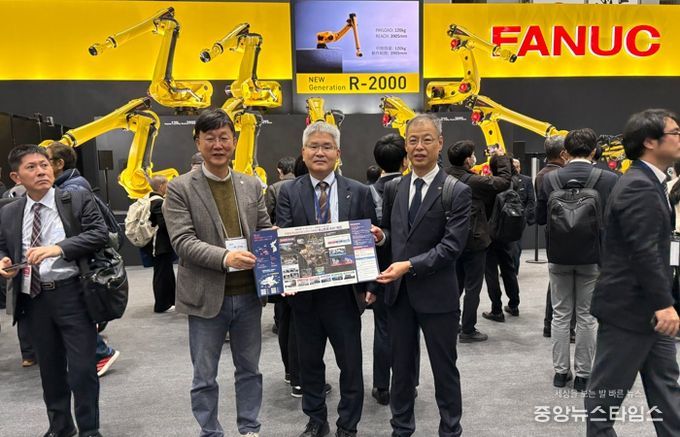 이민근 안산시장(왼쪽 첫번째)이 5일 ‘2025 도쿄 국제로봇 전시회(iREX 2025)’에 참석, 현지 로봇 기업 '화낙' 관계자들을 만나 ASV지구 홍보와 투자유치 활동을 펼치고 있다.(안산시 제공)