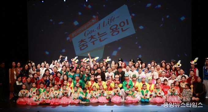 이상일 용인특례시장이 6일 용인시평생학습관 큰어울마당에서 열린 ‘용인시무용아카데미 작품발표회’에서 수강생들과 기념사진 촬영을 하고 있다.(용인시 제공)