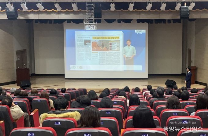 화성특례시가 지난 5일 복지현장 관리자 대상 직장 내 갑질 예방교육을 하고 있다.(화성시 제공)
