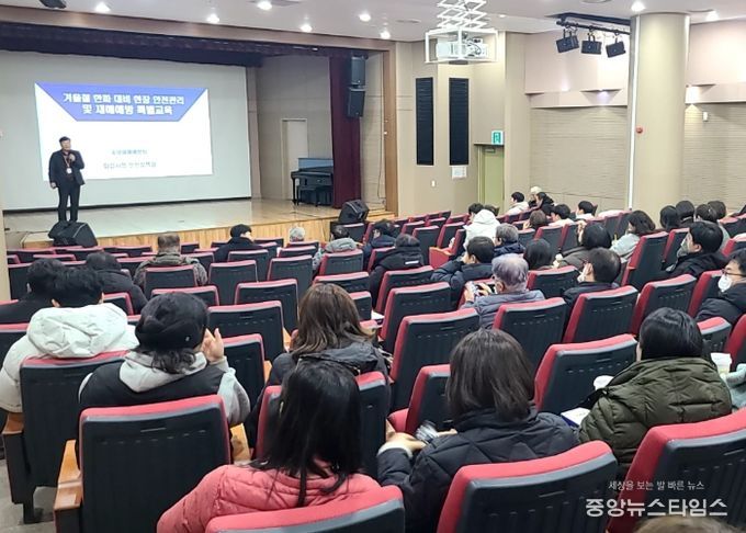 화성특례시가 지난 5일 겨울철 한파 대비 현장 안전관리 및 특별교육을 하고 있다.(화성시 제공)