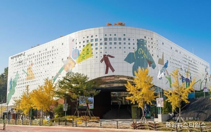 화성시어린이문화센터 전경(미디어 파사드).(화성시 제공)