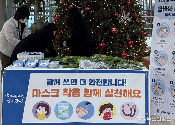 지난 8일 시청 본관 1층에서 인플루엔자 예방 캠페인이 진행되고 있다.