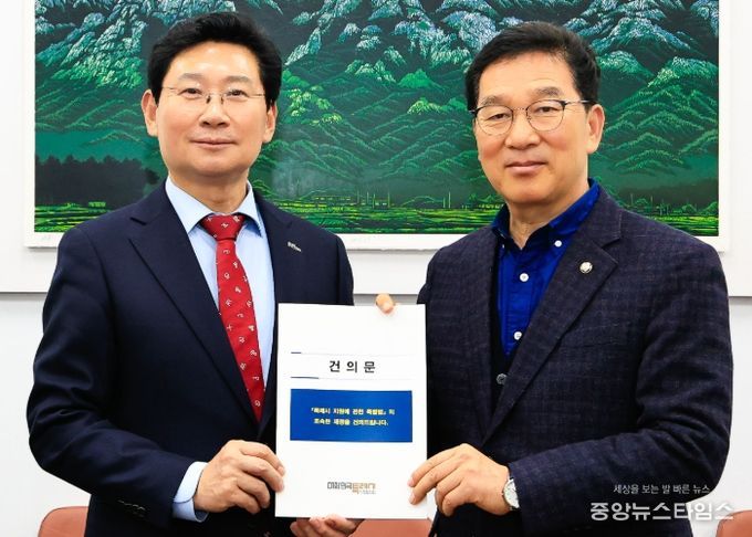 이상일 용인특례시장(왼쪽)은 10일 신정훈 국회 행정안전위원회 위원장(오른쪽)에게 특례시장협의회 공동명의로 작성된 '특례시 지원에 관한 특별법 제정 촉구 건의문'을 전달했다.(용인시 제공)