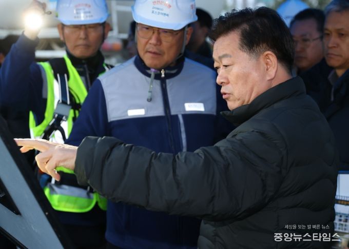 박승원 광명시장이 10일 오후 지난 4월 붕괴사고가 발생한 신안산선 복선전철 공사 현장을 찾아 시공사인 포스코이앤씨 관계자들에게 즉각적이고 책임 있는 복구작업을 해달라고 강력히 촉구하고 있다.(광명시 제공)