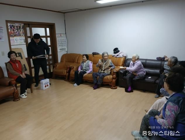 안산시 식품위생감시원이 관내 경로당 노인을 대상으로 허위·과대광고 피해 예방 순회 교육을 진행하고 있다.