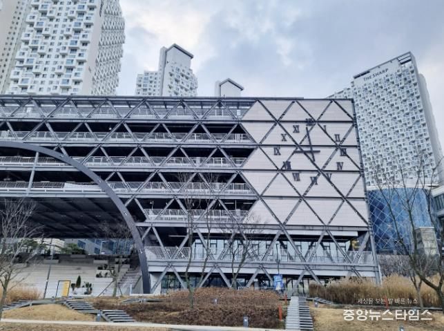 동탄호수공원 주차타워 벽시계.(화성시 제공)