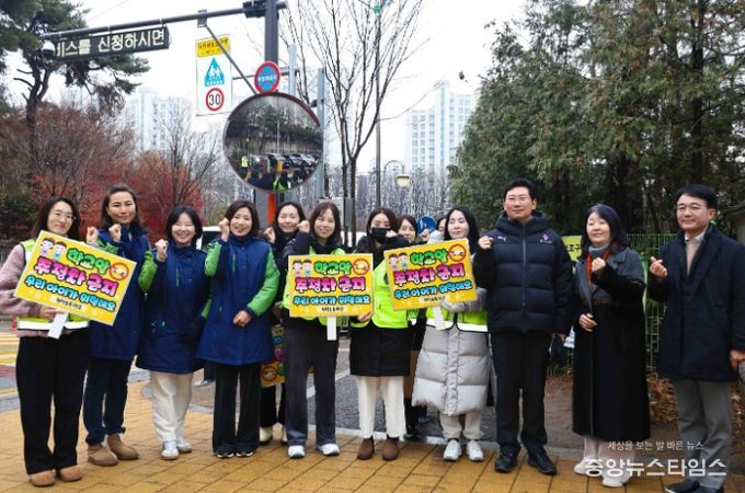 이상일 용인특례시장이 11일 청덕초등학교를 방문해 교통지도봉사를 했다.(용인시 제공)
