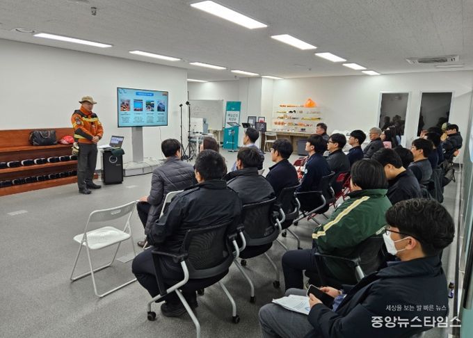 교육자는 재난안전 및 구조장비 전문기업 (주)한진지티씨의 신동진 대표입니다.