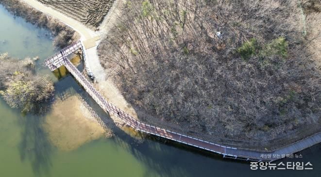 용인특례시가 처인구 이동읍에 있는 이동저수지 둘레길 단절 구간 연결공사를 마무리했다.(용인시 제공)
