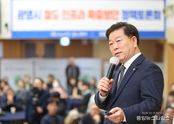 박승원 광명시장이 15일 오후 시청 대회의실에서 열린 '광명시 철도 인프라 확충방안 정책토론회'에 참석해 발제하고 있다.