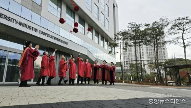 용인특례시와 울산과학기술원이 공동 운영하는 '반도체 최고위과정' 4기 수료식이 12일 열렸다.(용인시 제공)