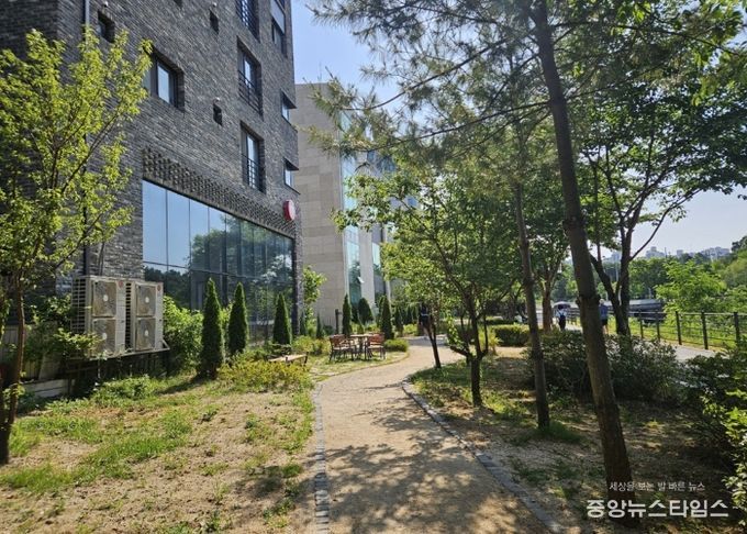 민락천변 쌈지공원 오솔길 및 쉼터