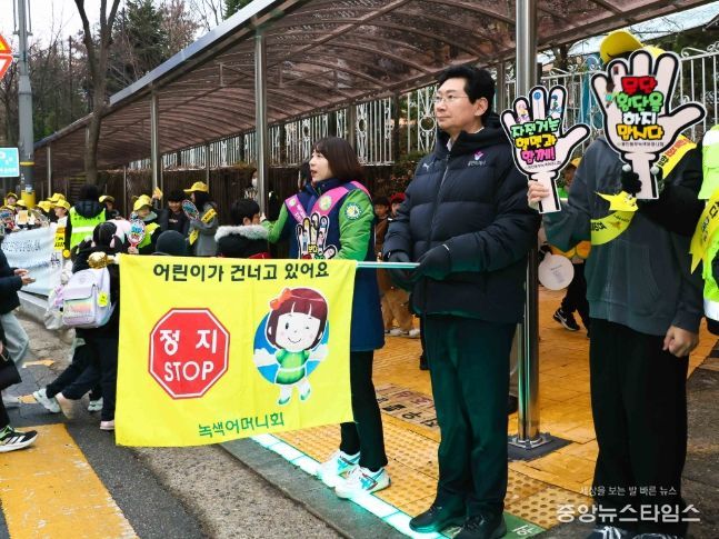 이상일 용인특례시장은 16일 기흥구 중일초에서 등굣길 교통지도 봉사와 함께 통학로 안전을 점검했다.(용인시 제공)