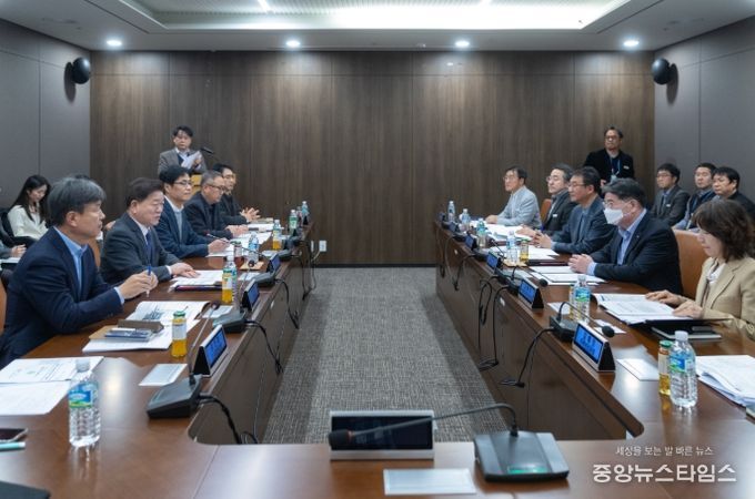 박승원 광명시장(사진 왼쪽 두 번째)이 16일 오후 GH 광교 본사를 찾아 김용진 GH 사장(사진 오른쪽 두 번째)에게 광명시흥 3기 신도시, 구름산지구 등 주요 개발사업 신속한 추진을 촉구하고 있다.(광명시 제공)