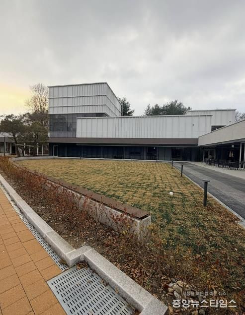 결혼식 후 연회장소로 활용할 수 있는 성남물빛정원 뮤직홀 앞 잔디마당