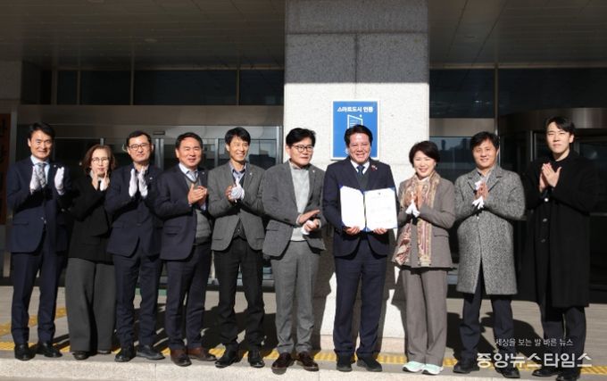 안양시(시장 최대호 오른쪽에서 네번째)가 18일 본관 정문에서 스마트도시 인증 현판식을 개최했다