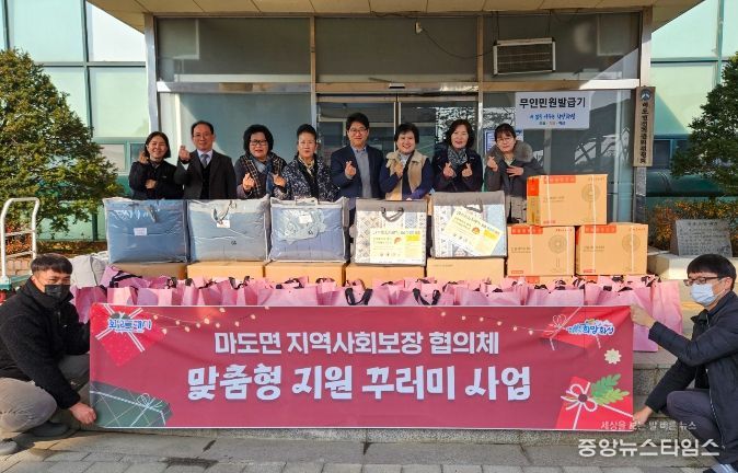 마도면 지역사회보장협의체가 17일 관내 취약계층 및 어린이가정을 대상으로 맞춤형 지원꾸러미 전달에 앞서 기념촬영하고 있다.(화성시 제공)