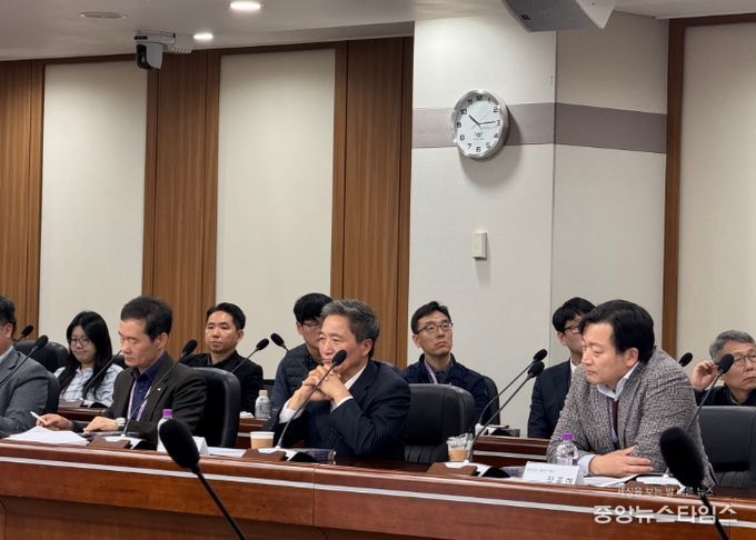 지난 11일 인천국제공항공사 회의실에서 열린 ‘공정거래 자율준수문화 확산을 위한 관리자 특강’에서 인천국제공항공사 이학재 사장(사진 가운데) 및 임원들이 강의를 경청하고 있다.