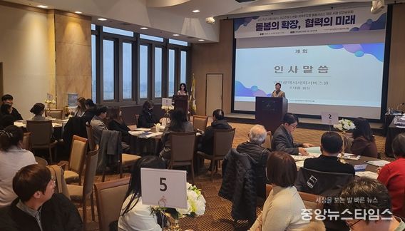 조대흥 인천시사회서비스원장이 지난 16일 송도신도시 센트럴파크호텔에서 열린 ‘돌봄의 확장, 협력의 미래’ 행사에서 인사말을 하고 있다.