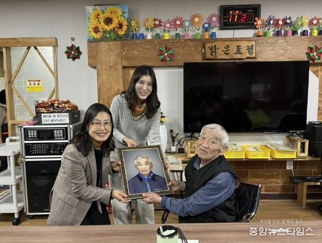한국생활개선연천군연합회, 요양시설 장수사진 액자 전달