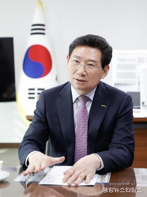 이상일 용인특례시장은 28일 구윤철 경제부총리를 만나 용인시에서 진행되는 초대형 반도체프로젝트와 교통 인프라 구축 사업이 차질없이 진행되도록 정부가 적극 지원해달라고 요청했다.(용인시 제공)