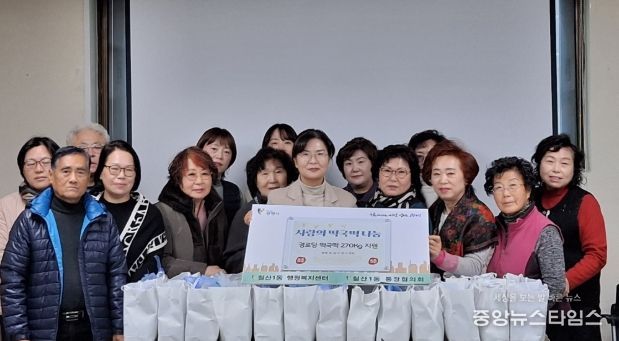 광명시 철산1동 통장협의회는 지난 26일 연말을 맞아 관내 경로당 5곳에 떡국떡 270kg을 전달하는 봉사활동을 펼쳤다.