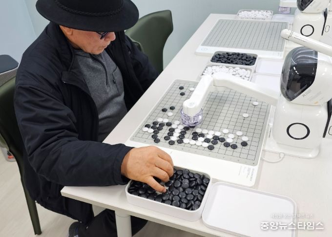 AI 사랑방에서 어르신들이 AI바둑을 체험하고 있다.(화성시 제공)
