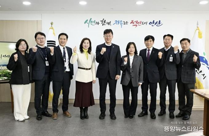 이민근 안산시장(가운데)이 2025년 12월 31일 김수진 안산교육지원청 교육장(왼쪽 네번째) 등 관계자들과 간담회를 마치고 함께 사진촬영을 하고 있다.(안산시 제공)