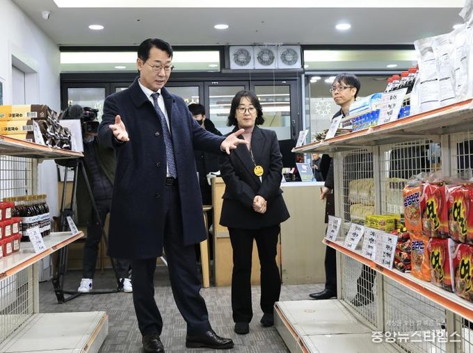 정명근 화성특례시장이 12월 그냥드림 선반을 점검하고 있다.(화성시 제공)