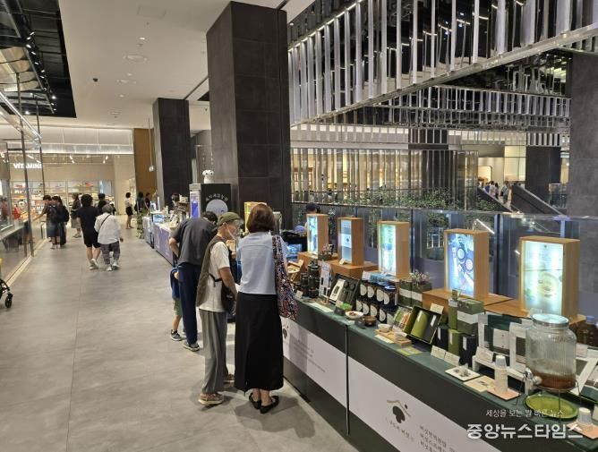 용인특례시 농산물종합가공지원센터는 지난해 센터 농식품 창업보육기업과 대형백화점을 연계한 팝업스토어 판매 지원사업을 진행했다.(용인시 제공)