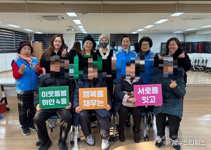 광명시 하안4동 지역사회보장협의체는 지난 5일 이철헤어커커 광명일직점의 재능기부로 관내 취약계층 어르신들을 대상으로 무료 미용봉사 행사를 진행했다.