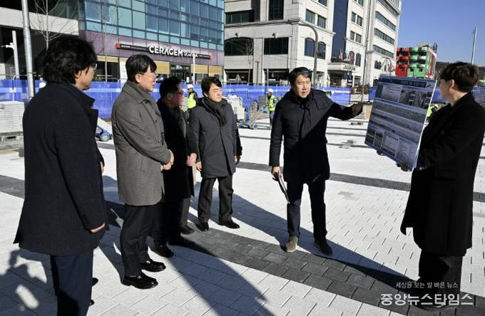 이민근 안산시장(사진 왼쪽 두번째)이 8일 단원구 고잔동 중앙대로 일원 녹도 재정비 사업 설명을 듣고 있다.(안산시 제공)