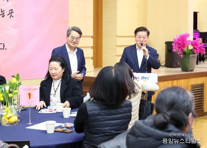 박승원 광명시장과 김동연 경기도지사가 13일 시청 대회의실에서 열린 '2026년 광명시 사회연대경제 사업설명회'에 참석해 인사말을 하고 있다.