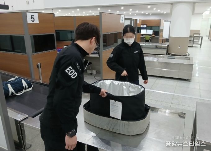 인천항만공사와 국가정보원 지부, 인천항보안공사가 인천국제여객터미널에서 합동 보안훈련을 실시하고 있다.