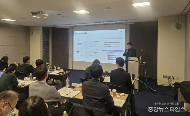 ㈜클라우드앤 관계자가 22일 서울 중구 대한상공회의소에서 열린 ‘2025년 스마트시티 혁신 기술 발굴 사업 성과공유회’에서 공공시설을 대상으로 한 에너지 절감 사업 실증 사례를 설명하고 있다.
