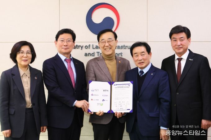 이상일 용인특례시장이 26일 정부세종청사에서 김윤덕 국토교통부 장관에게 '중부권광역급행철도(JTX)'의 신속한 추진을 촉구하는 공동건의문을 전달했다. (사진은 왼쪽부터 김보라 안성시장, 이상일 용인특례시장, 김윤덕 국토교통부장관, 송기섭 진천군수, 방세환 광주시장)