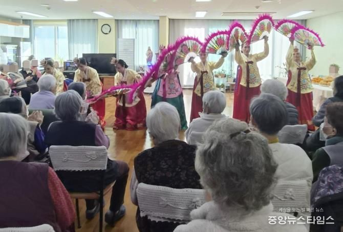 수원시 장안구 정자3동 주민자치회, 아녜스의 집 찾아 재능기부 공연 펼쳐