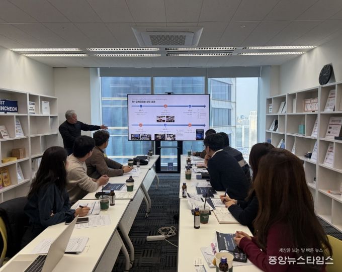 총회 유치조직위원장 박지상 책임연구원(한국전자통신연구원)이 인천시·공사·학회 관계자와 유치를 위한 회의를 진행하고 있다