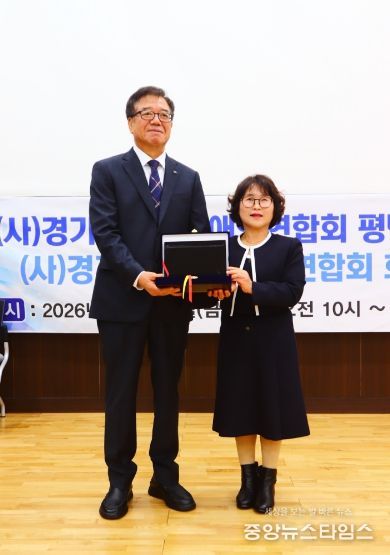 왼쪽부터 박기원 전 지회장, 양순자 신임 지회장