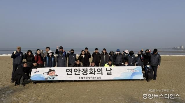 12일 대부도 방아머리해변에서 대부해양본부 직원 및 지역주민들이 연안 정화활동을 하고있다.